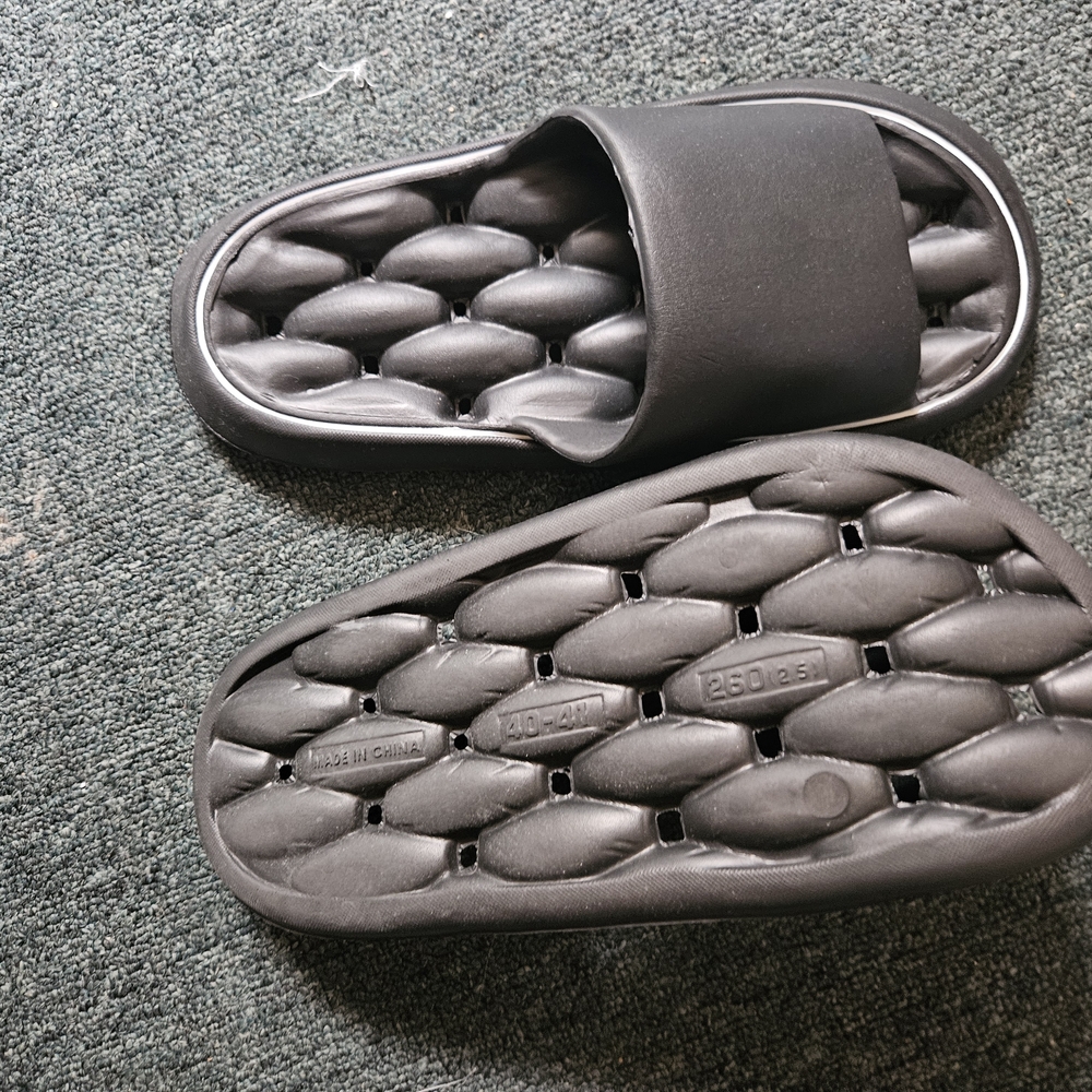 🆕️Black Cushioned Slide Sandals - Picture 2 of 3